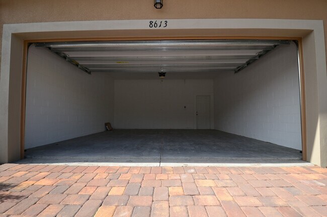 Building Photo - Gorgeous Lake View 3 BR 2.5 bath Luxury To...