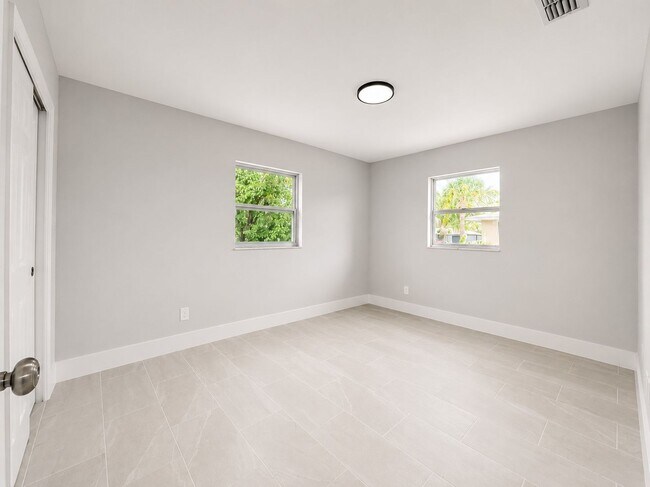 Building Photo - 5422/5424 Ninth Ave