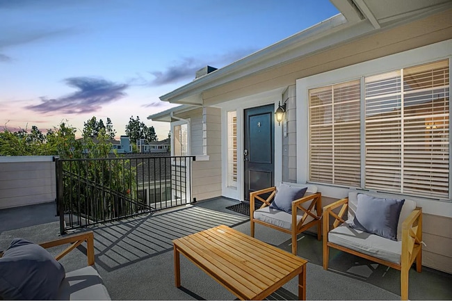 Building Photo - Unit 28E