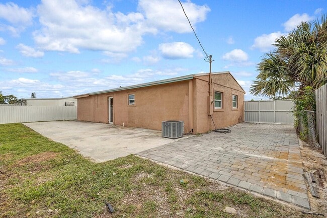 Building Photo - 4389 Bellewood St