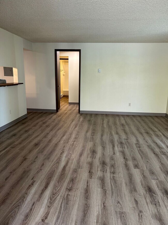 Building Photo - (946) 2780-B - Beautiful Updated 2-bedroom...