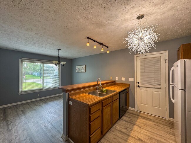 Building Photo - Charming 3 Bed 2 Bath Home with Fenced Yard
