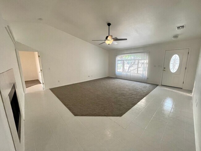 Building Photo - Nice 3 Bedroom 2 Bath Home in Chaparral Mesa!