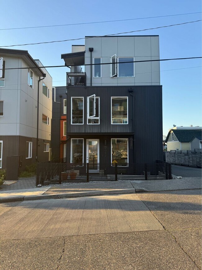 Building Photo - West Seattle/Pigeon Point Townhome