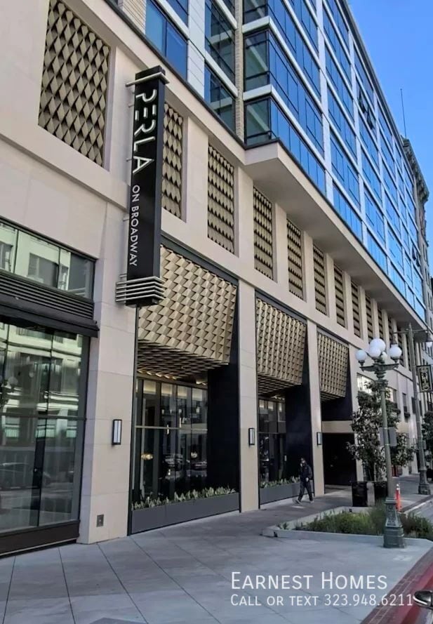 Primary Photo - 400 S Broadway