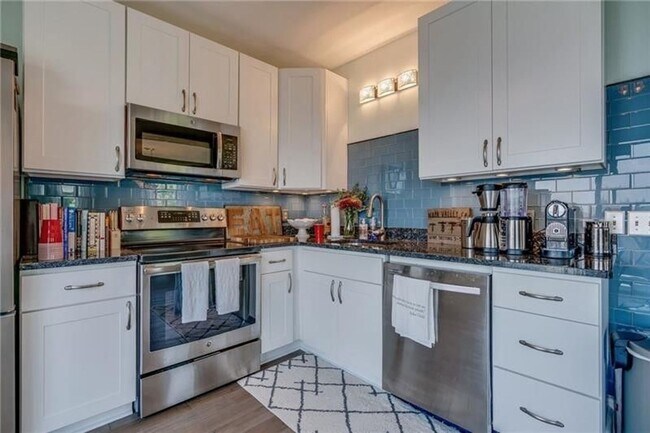 Building Photo - 13-15 Bailey