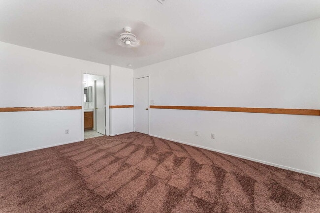 Building Photo - Move in now to this beautiful 2 story 3 bed 2.5 bath townhome near the Lakes area!