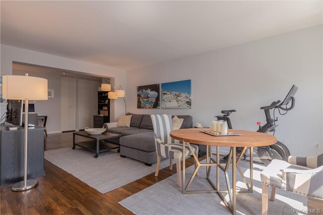 Building Photo - 21 Fairview Ave