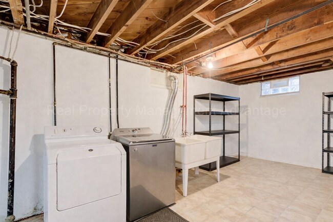 Building Photo - Bright and Renovated Near Downtown Royal Oak