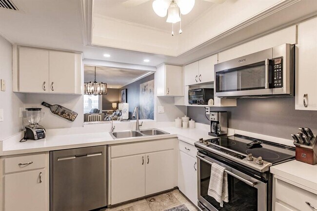 Building Photo - 1055 W Peppertree Dr