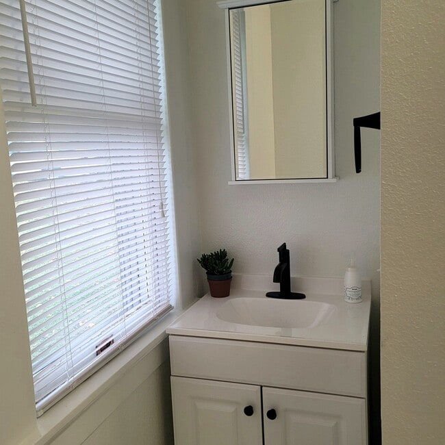 Building Photo - 803 Osage St