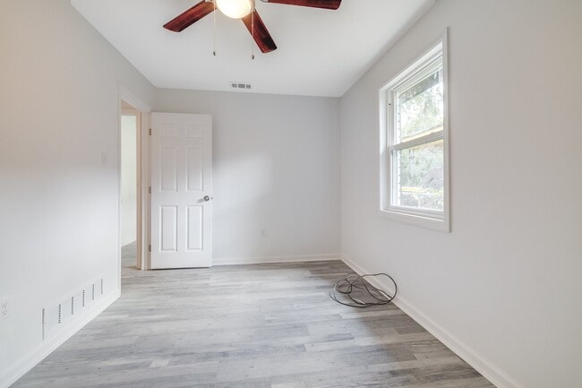 Building Photo - 925 Staley Ave