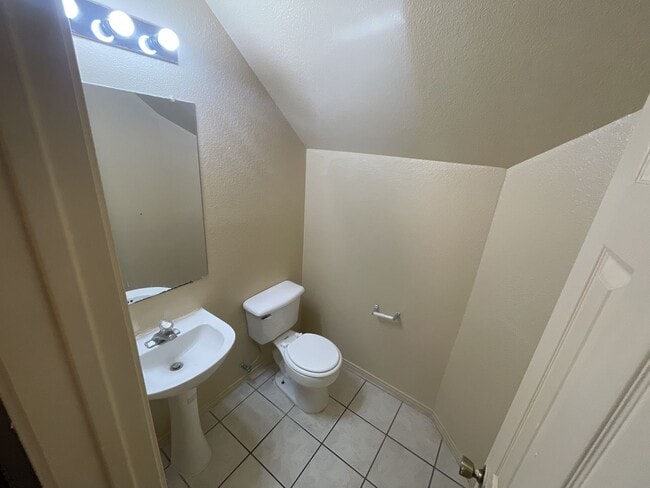 Building Photo - 826/828 Sagewood