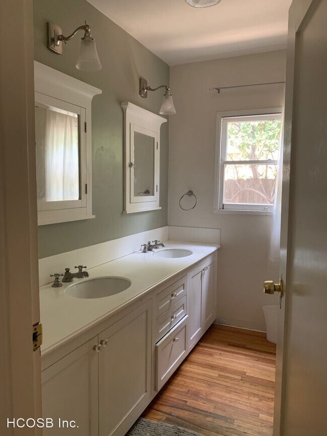 Building Photo - 3 br, 2 bath Apartment - 302 N. Soledad