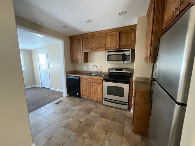 Building Photo - 2 Bedroom with move in special