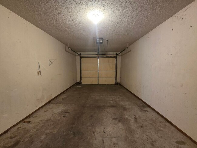 Building Photo - 1214 Bluestem Dr