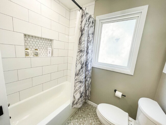 Building Photo - 113 S Birch St