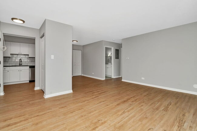 Building Photo - 913 Plainfield Rd