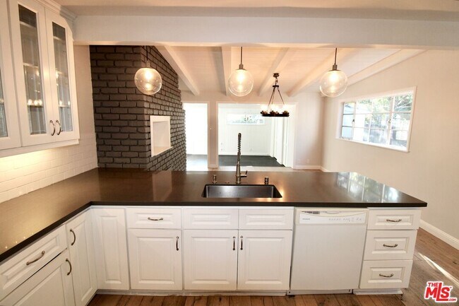 Building Photo - 5415 Coldwater Canyon Ave