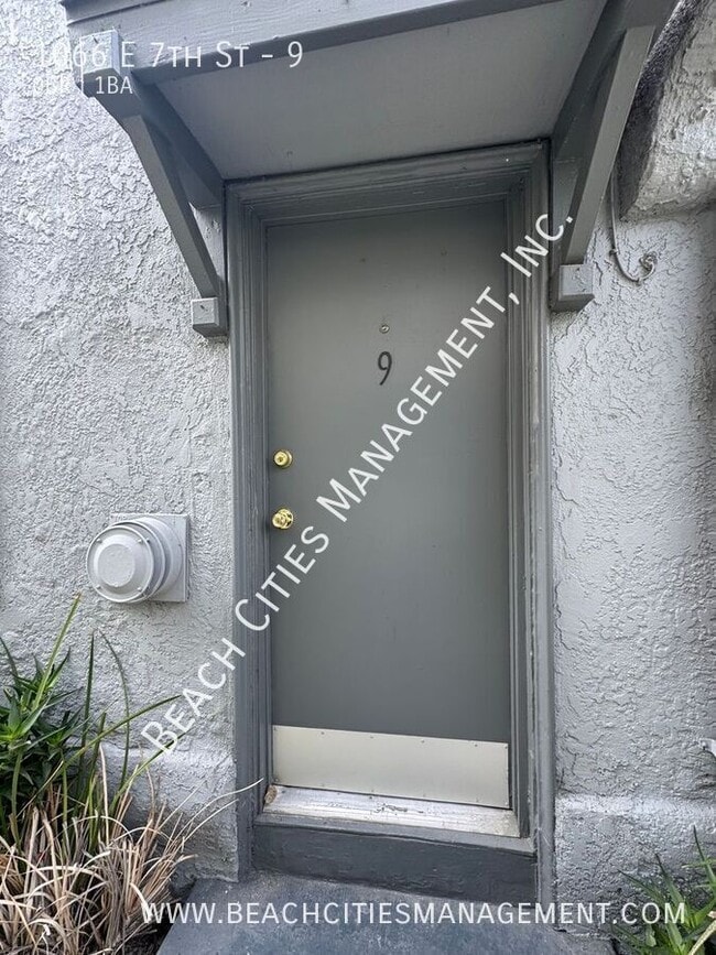 Building Photo - 1066 E 7th St