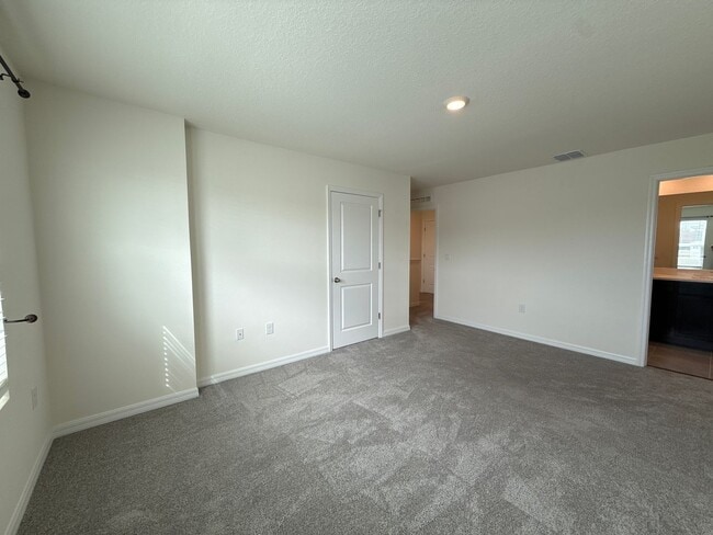 Building Photo - Beautiful Townhome Community Close to Everything!!