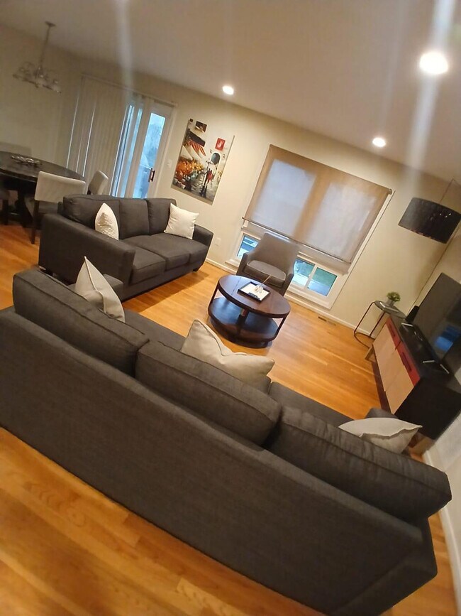 Building Photo - 1937 Woodford Rd