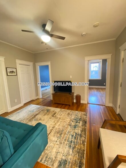 Building Photo - 386 Riverway