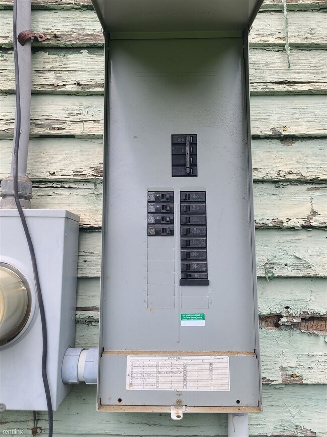 Building Photo - 2 br, 1 bath House - 651 Hall Street