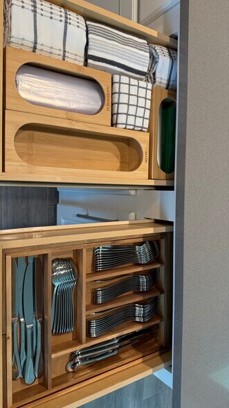 Building Photo - 5945 Hopkins Dr