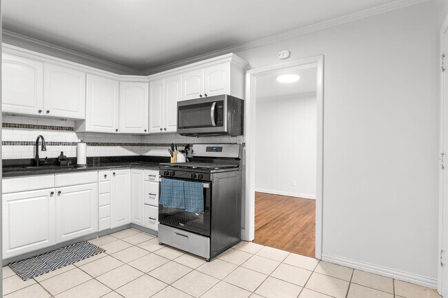 Building Photo - 3BR/1BA Home with W/D Hookups + Holiday Move-In Special $250 !!