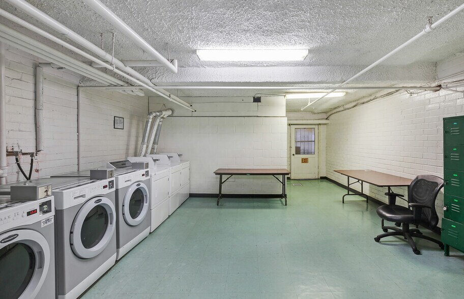 Building Photo - 1734 N Fuller Ave