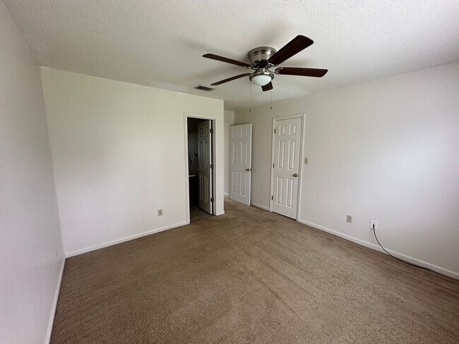 Building Photo - 6119 B Vinnie Dr