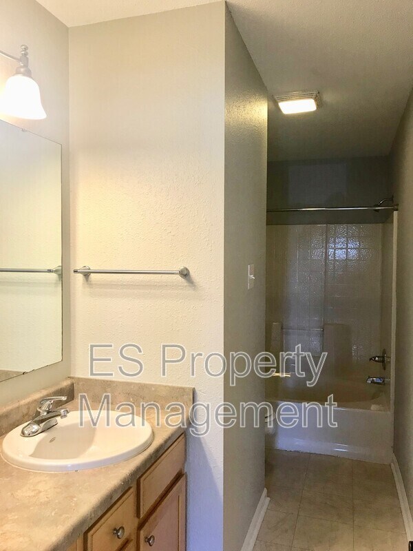 Building Photo - 4481 Redcliff N Ln