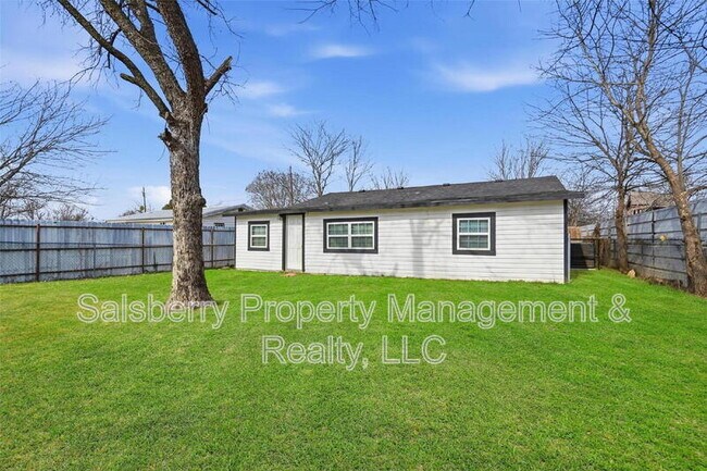 Building Photo - 1100 SE 9th St