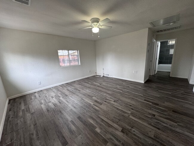 Building Photo - Cozy two bedroom 1 bathroom home