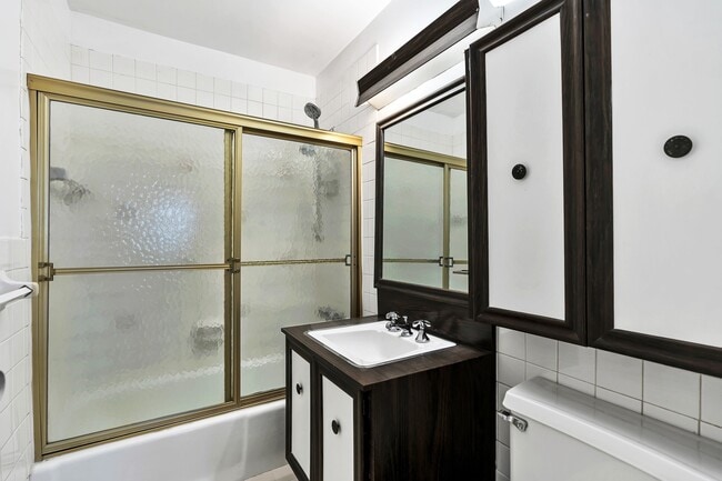 Building Photo - 2000 Linwood Ave