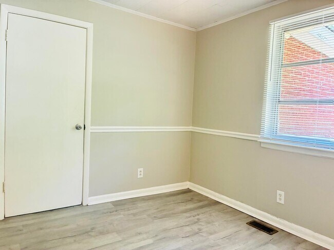 Building Photo - 1733 Finchley Dr