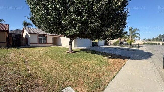 Building Photo - 4 bedroom 2 bathroom split wing home in North Bakersfield
