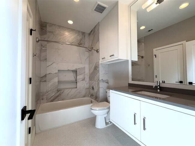 Building Photo - 1015 E 27th St