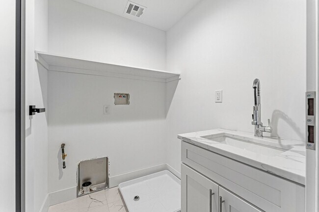 Building Photo - 512 Knopf St