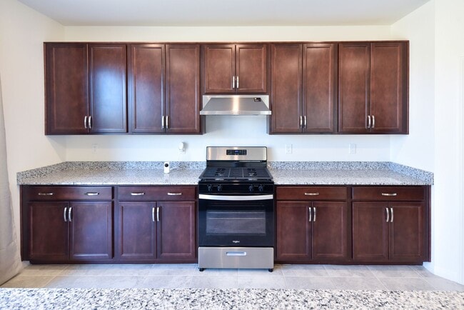 Building Photo - 5 Bed 3 1/2 Bath,  Beautiful home in gated community!