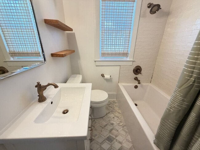 Building Photo - Spacious & Comfortable Two-Bedroom, and Bath House!