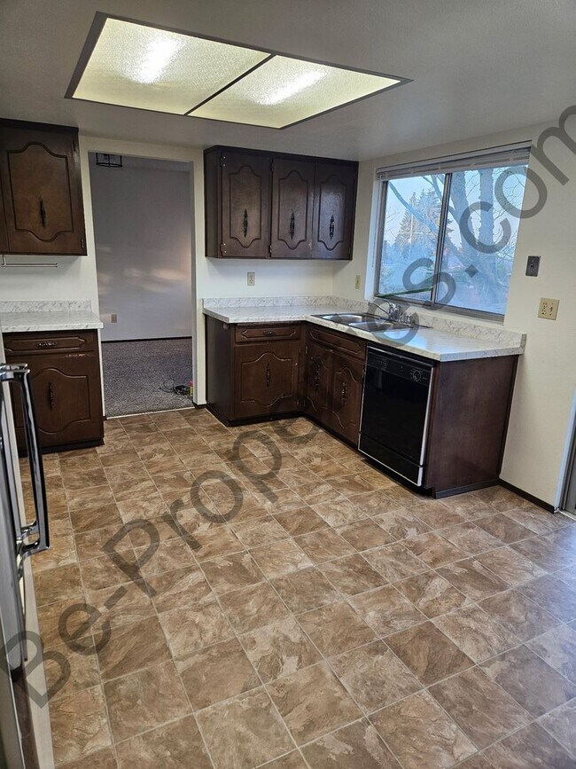 Building Photo - 4 bedroom 2.5 bathroom Home