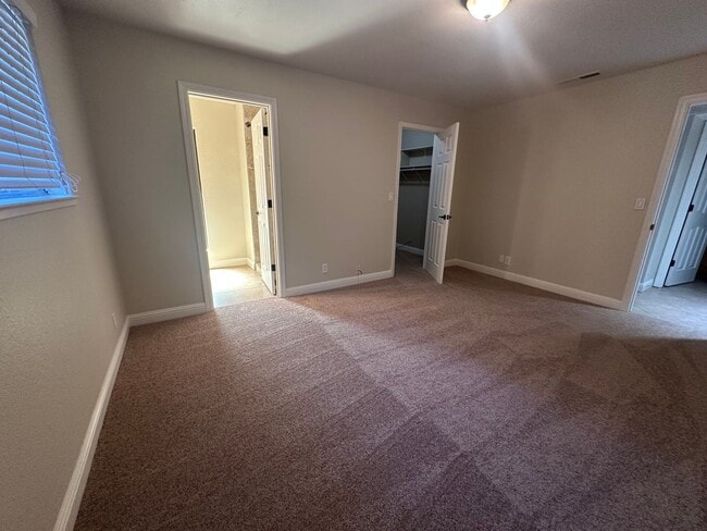 Building Photo - 2 Bedroom 2 Bathroom Updated Duplex with Y...