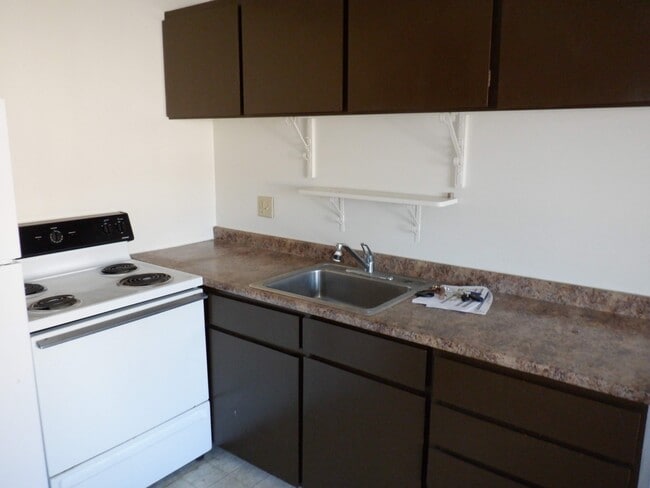 Building Photo - 490 Tolland St