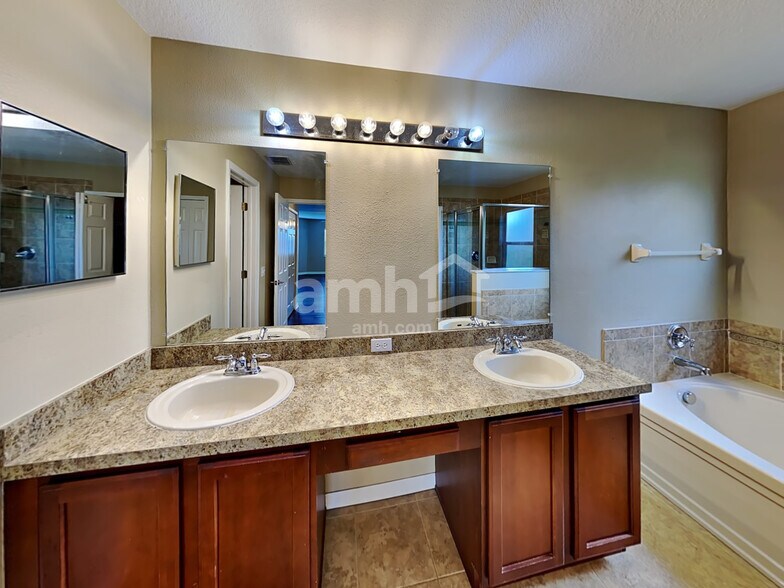 Building Photo - 3247 Chessington Dr