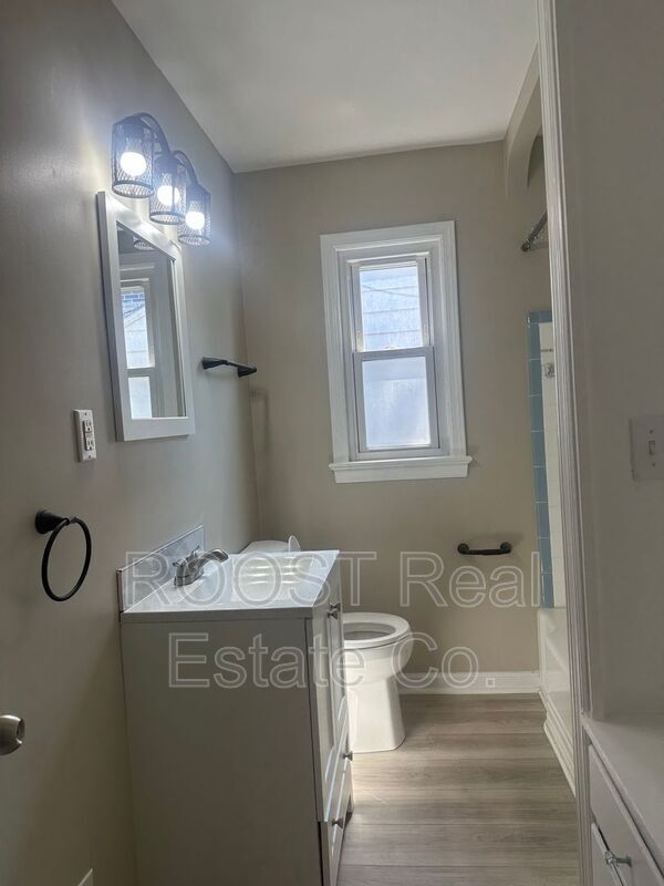 Building Photo - 1802 Bide A Wee Park Ave