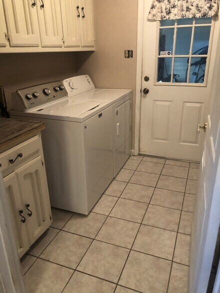 Building Photo - 9736 Kinglet Dr
