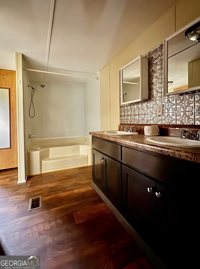 Building Photo - 101 Peach Rd