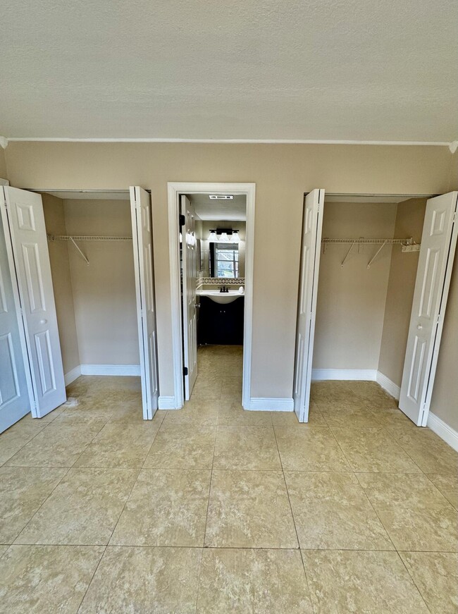 Building Photo - 10008 Twin Lakes Dr